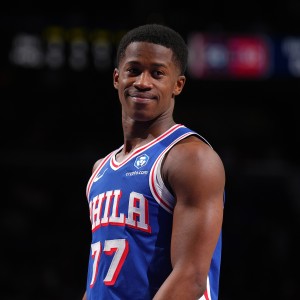 BOB半岛官网-白热化！恩比德助攻埃奇库姆三分命中 76人追到2分