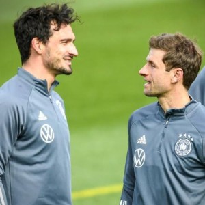 BOB半岛官网-逼抢！快攻！勒夫爽抄弗利克作业，穆勒胡梅必打主力